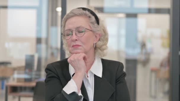 Portrait Sleeping Senior Businesswoman — Stock Video