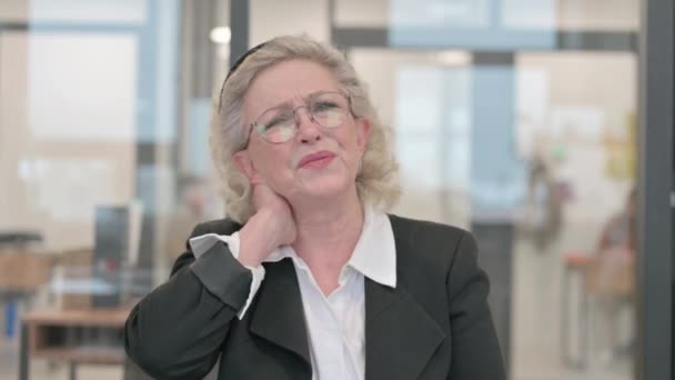 Portret Starszej Bizneswoman Bólem Szyi — Wideo stockowe