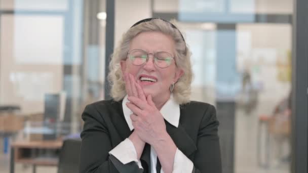 Portret Starszej Bizneswoman Bólem Zęba — Wideo stockowe