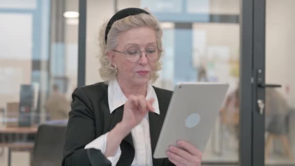 Старшая Предпринимательница Ведет Онлайн Видео Разговор Через Цифровой Планшет — стоковое видео