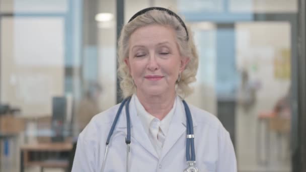 Retrato Una Doctora Mayor Sonriente — Vídeo de stock