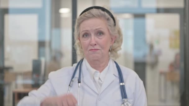 Porträtt Äldre Kvinnliga Läkare Med Tummen Ner — Stockvideo