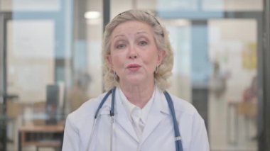 Video Sohbeti Yapan Kıdemli Kadın Doktor Portresi