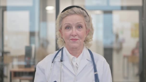 Kalla Mig Gesture Senior Kvinnliga Doktor — Stockvideo