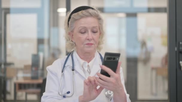 Retrato Médica Sênior Usando Smartphone — Vídeo de Stock