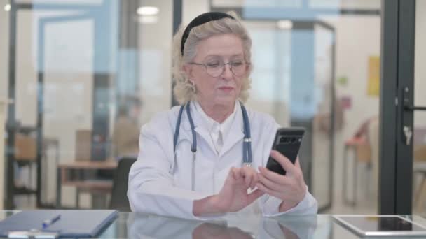 Médecin Féminin Senior Utilisant Smartphone Clinique — Video