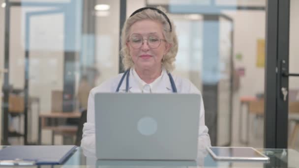 Ανώτερος Γυναίκα Γιατρός Κάνει Βίντεο Chat Στο Laptop — Αρχείο Βίντεο