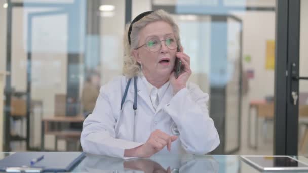 Médecin Principale Parlant Téléphone Avec Patiente — Video