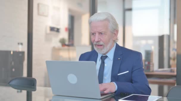 Bătrânul Afaceri Încântat Pentru Succes Laptop — Videoclip de stoc