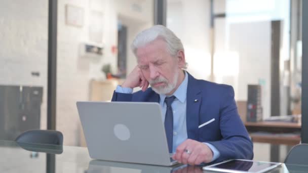 Alter Geschäftsmann Schläft Vor Laptop — Stockvideo