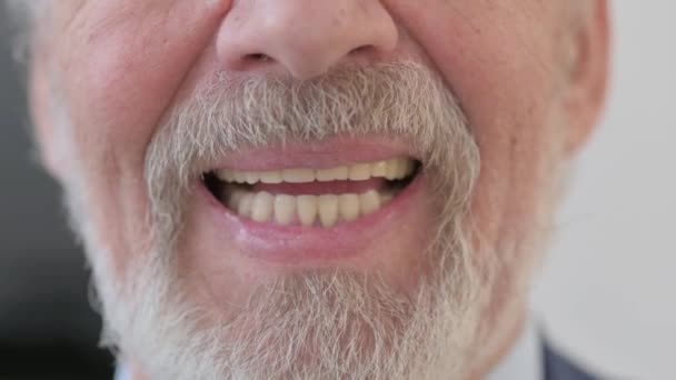 Gesicht Eines Lächelnden Alten Mannes Aus Nächster Nähe — Stockvideo