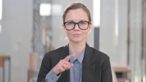 Portrait Tense Young Businesswoman Denial — Stock Video