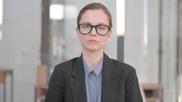 Portret Młodej Bizneswoman Wskazującej Kamerę Biurze — Wideo stockowe