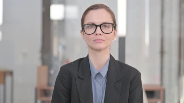 Portret Młodej Bizneswoman Clapping Team — Wideo stockowe