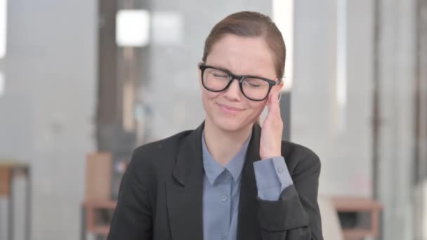 オフィスで頭痛を抱える若いビジネスマンの肖像画 — ストック動画