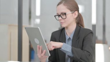 Tabletteki Başarıyı Kutlayan İş Kadını Portresi