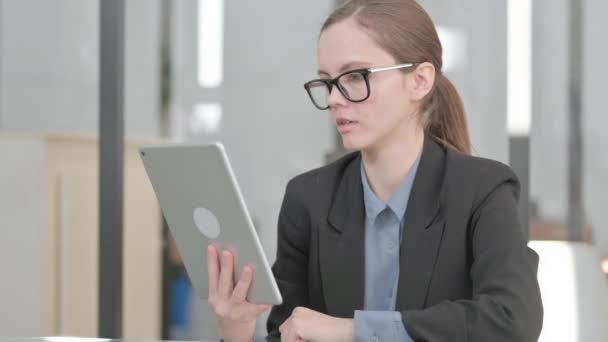 Portrait Businesswoman Loss Tablet — Stock Video