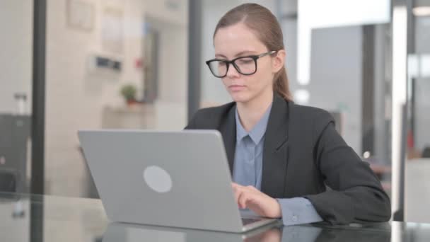 Geschäftsfrau Tippt Büro Auf Laptop — Stockvideo