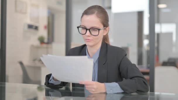 Membaca Businesswoman Exctied Untuk Kontrak Baru — Stok Video