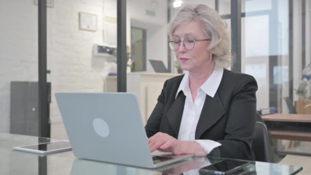 Старая Деловая Женщина Работает Ноутбуке Офисе — стоковое видео