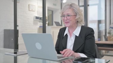 Çevrimiçi Video Sohbeti Yapan Yaşlı İş Kadını
