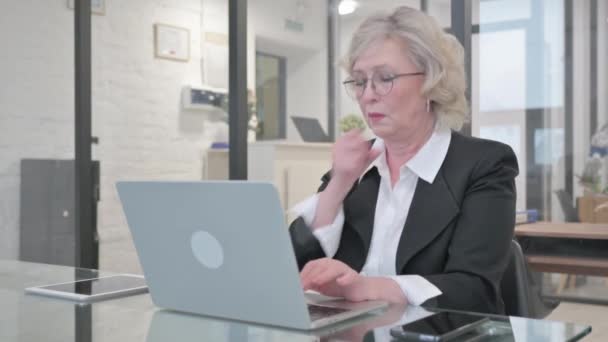 Köhögés Old Businesswoman Laptop Használata — Stock videók