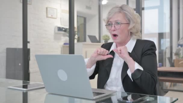 Стара Бізнес Леді Шокована Втратами Ноутбуці — стокове відео