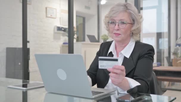 旧女商人通过笔记本电脑在网上购物 — 图库视频影像
