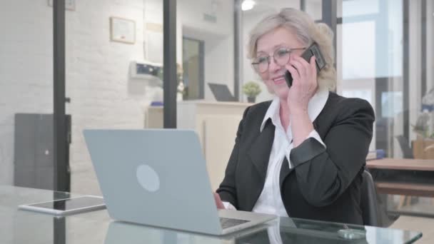 Стара Бізнес Леді Розмовляє Телефону Роботі — стокове відео