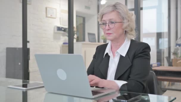 Alte Geschäftsfrau Schaut Bei Der Arbeit Die Kamera — Stockvideo