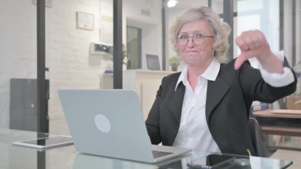 Daumen Runter Für Alte Geschäftsfrau Mit Laptop — Stockvideo
