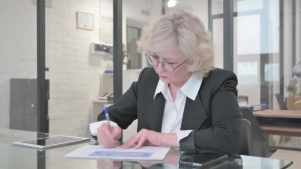 Belgeler Üzerinde Çalışan Yaşlı Kadını — Stok video