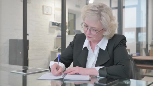 Ancienne Femme Affaires Rédaction Rapport Entreprise Travail — Video
