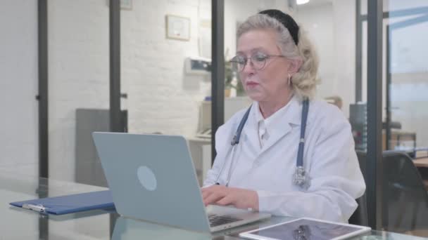 Alte Ärztin Lächelt Während Ihrer Arbeit Der Klinik Die Kamera — Stockvideo
