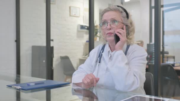 Vieille Dame Médecin Parler Avec Patient Sur Téléphone — Video
