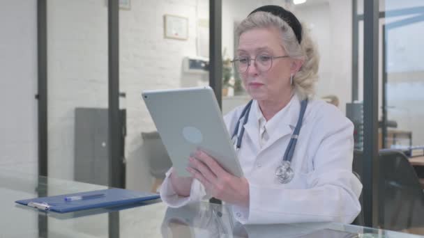 Velha Doutora Trabalhando Tablet Clínica — Vídeo de Stock