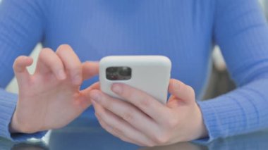 Akıllı telefon kullanan kadına yakınlaş.