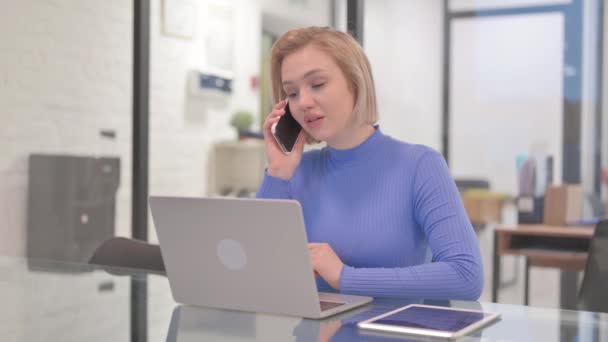 Mujer Joven Hablando Por Teléfono Trabajo — Vídeos de Stock