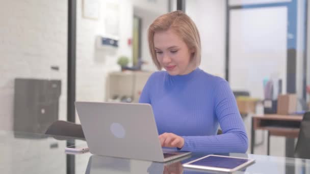 Jovem Mulher Com Polegares Para Baixo Enquanto Trabalhava Laptop Escritório — Vídeo de Stock