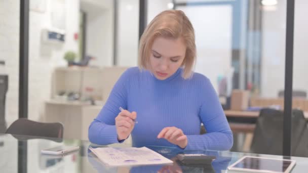 Mujer Joven Haciendo Cálculos Financieros Trabajo — Vídeos de Stock