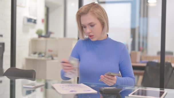 Young Woman Doing Financial Calculations Counting Money — Stock Video