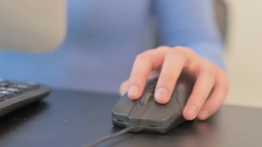 Bilgisayar Faresi Kullanan Kadının Kapanışı