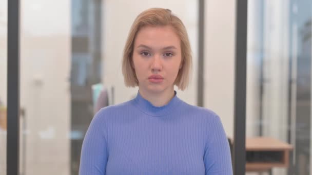 Портрет Серьезной Молодой Женщины Офисе — стоковое видео