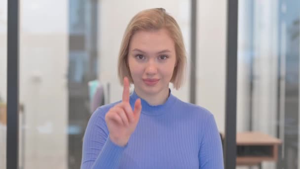 Portrait Confident Young Woman Inviting People — Stock Video