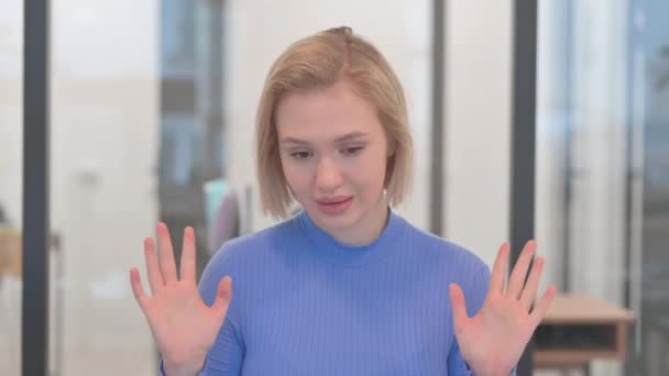 オフィスの失敗に反応する若い女性の肖像画 — ストック動画