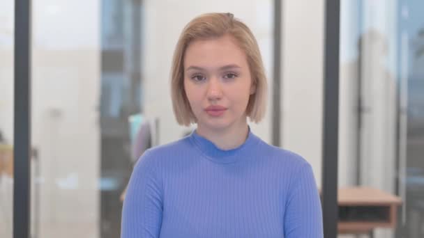 Portrét Zívající Unavené Mladé Ženy Kanceláři — Stock video