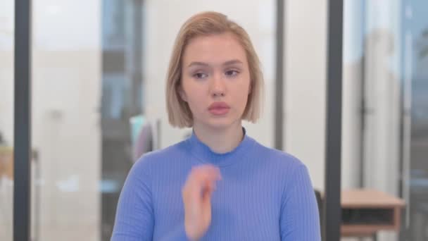 オフィスのネック痛の若い女性の肖像画 — ストック動画