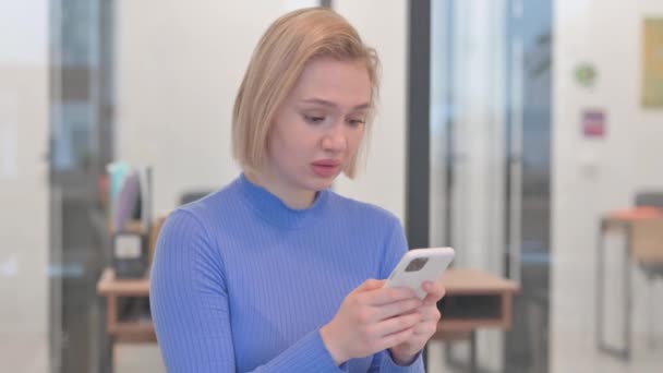 Porträtt Ung Kvinna Chockad Förlust Telefon — Stockvideo