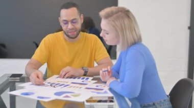 İş Raporu Üzerinde Çalışan Çok Etnik Yaratıcı İnsanlar