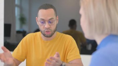 Kızgın Melez Adam Genç Kadın 'la Konuşuyor